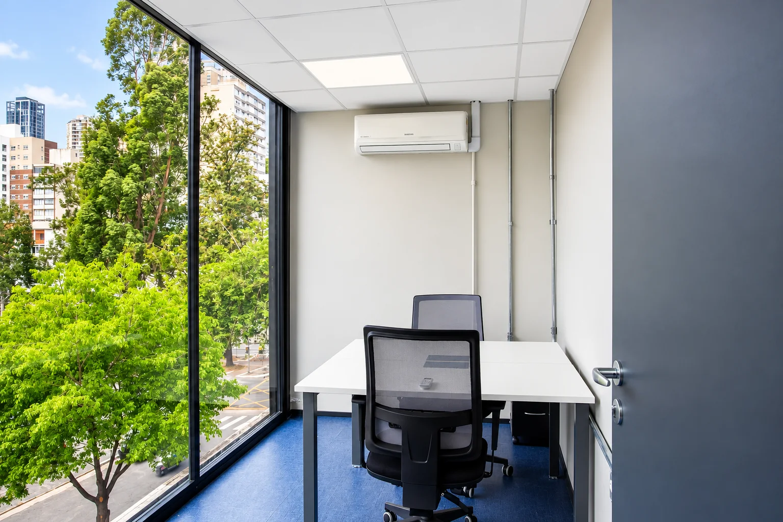 Sala privativa do Spacebox em Perdizes com ampla janela e vista arborizada